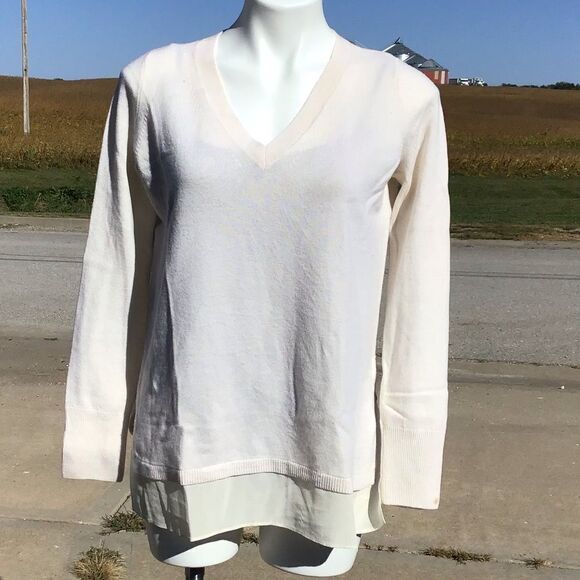 VINCE Sweater Neutral Pullover Knit V-Neck Silk Trim Hem Sweater Size XS - Picture 2 of 10